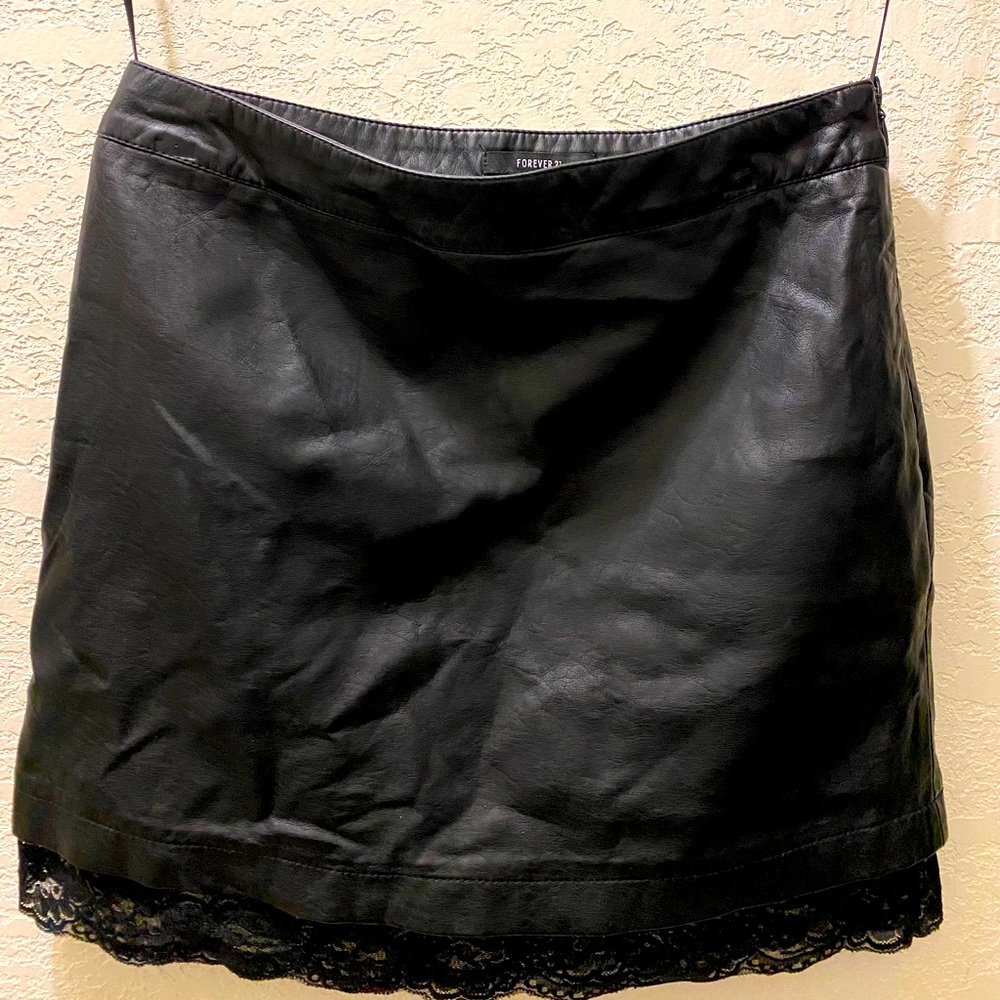 Forever 21 Faux leather skirt w/ Lace trim Size M
